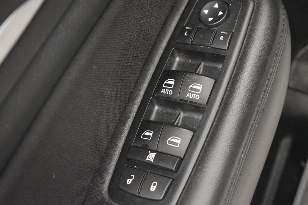 Thumbnail: 2015 Chrysler 200 - 17