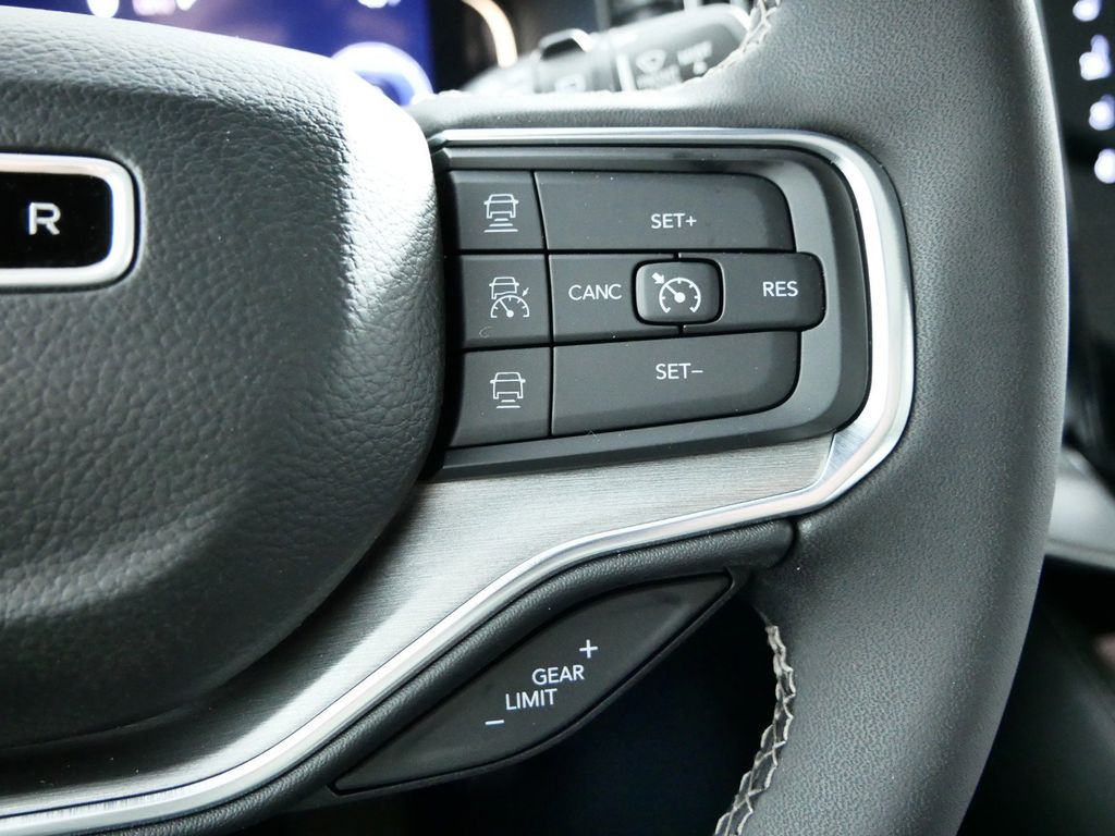 Thumbnail: 2024 Jeep Wagoneer - 38