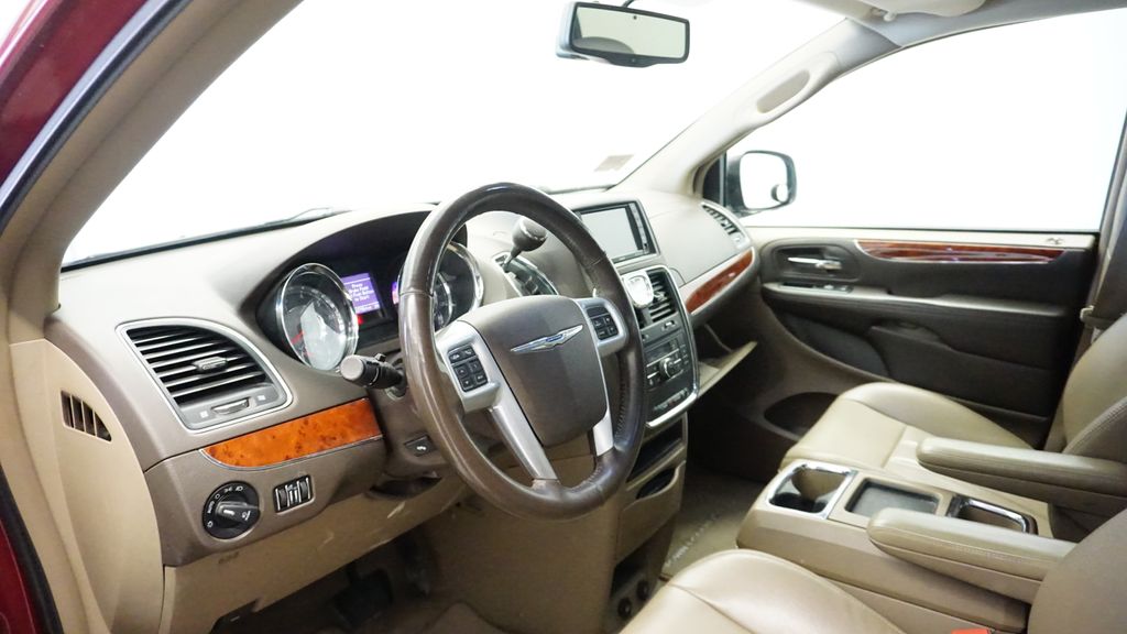 Thumbnail: 2013 Chrysler Town & Country - 21