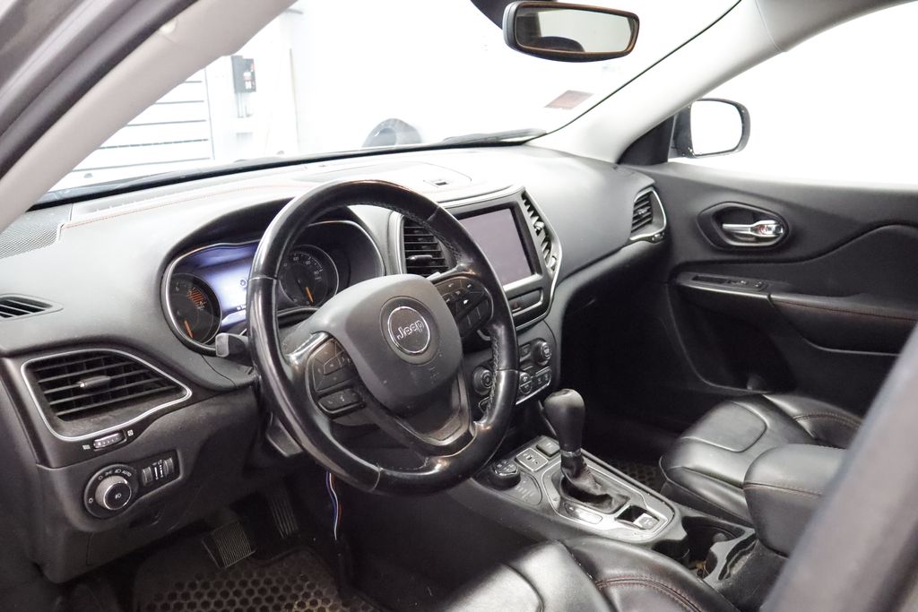 Thumbnail: 2020 Jeep Cherokee - 25