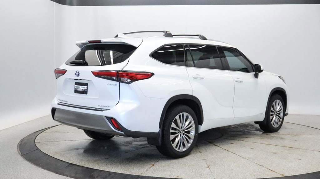 Thumbnail: 2022 Toyota Highlander - 5