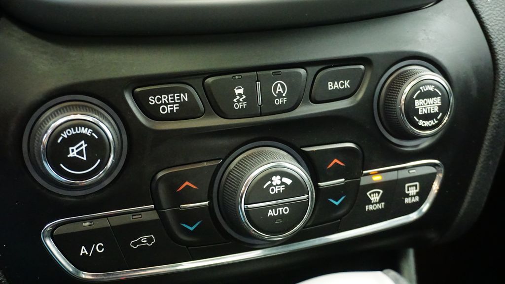 Thumbnail: 2016 Jeep Cherokee - 30