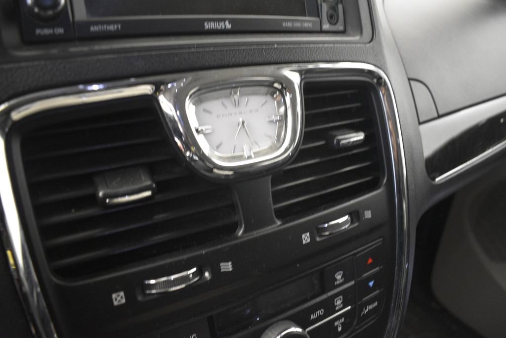 Thumbnail: 2014 Chrysler Town & Country - 34