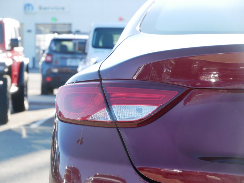 2015 Chrysler 200 S 47