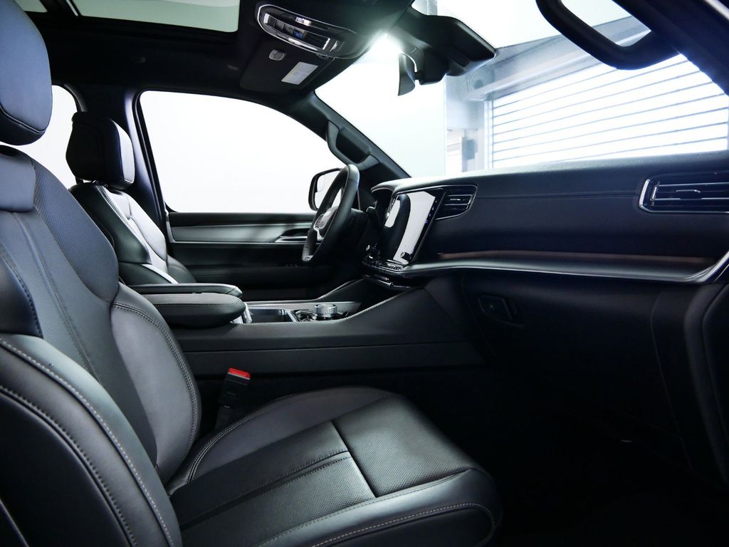 Thumbnail: 2024 Jeep Wagoneer - 22