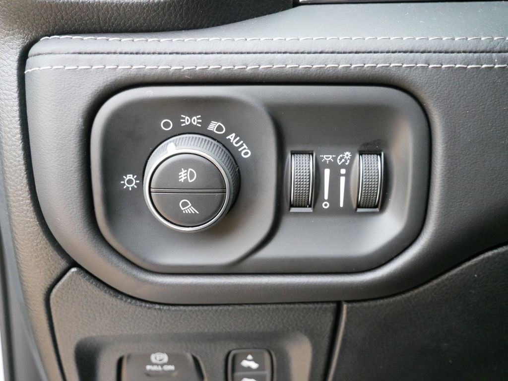 Thumbnail: 2026 RAM 1500 - 37