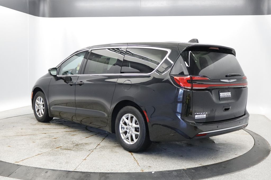 Thumbnail: 2023 Chrysler Pacifica - 3
