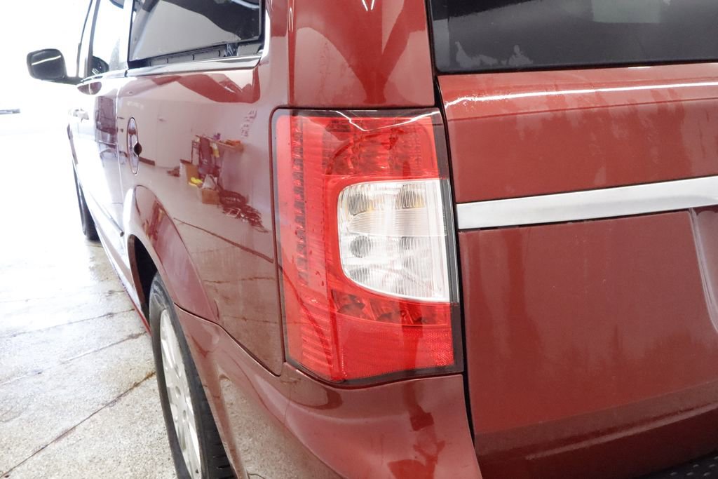 Thumbnail: 2016 Chrysler Town & Country - 12