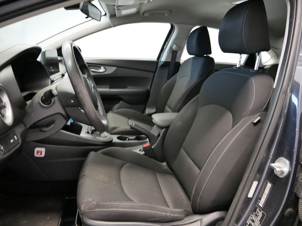 Thumbnail: 2021 Kia Forte - 18