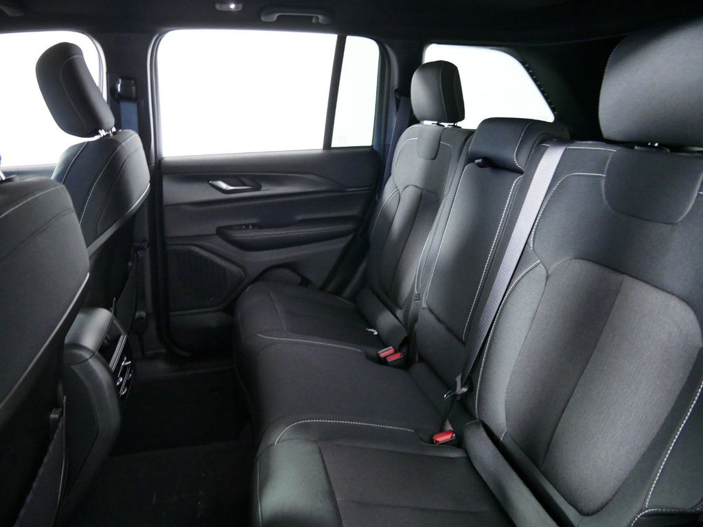 Thumbnail: 2024 Jeep Grand Cherokee - 32