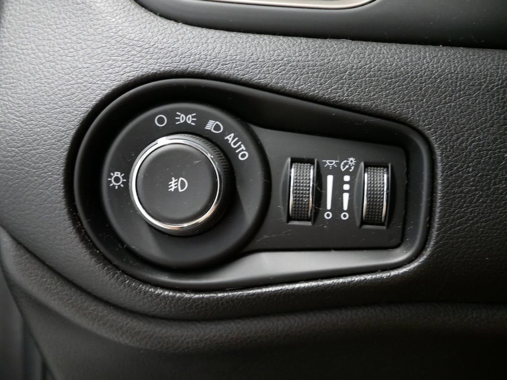 Thumbnail: 2017 Jeep Renegade - 25