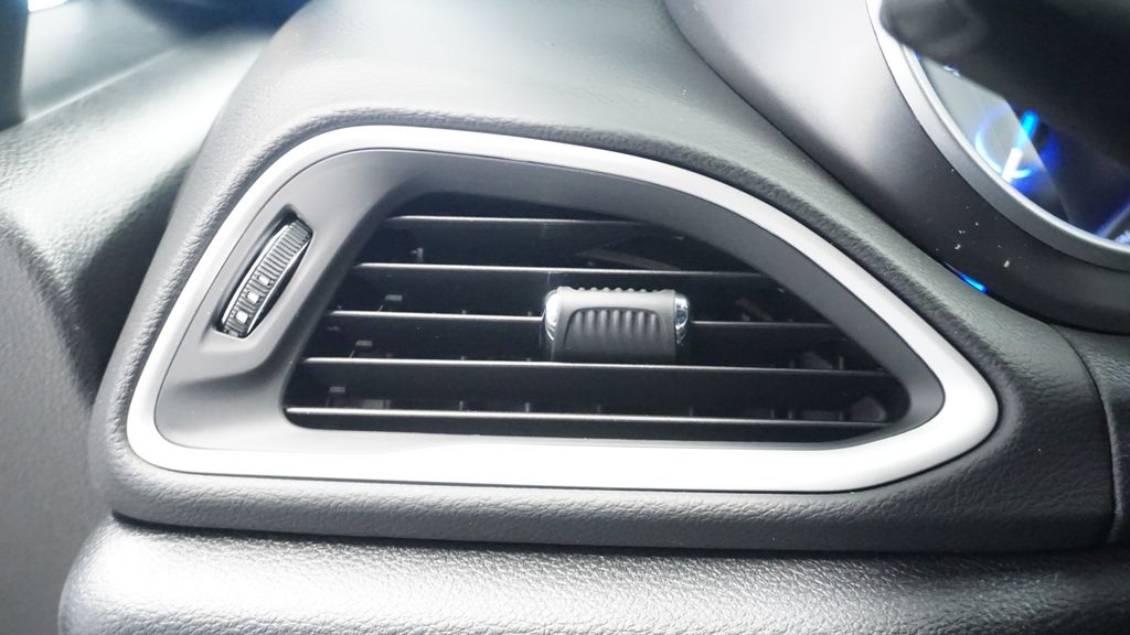 Thumbnail: 2026 Chrysler Voyager - 51