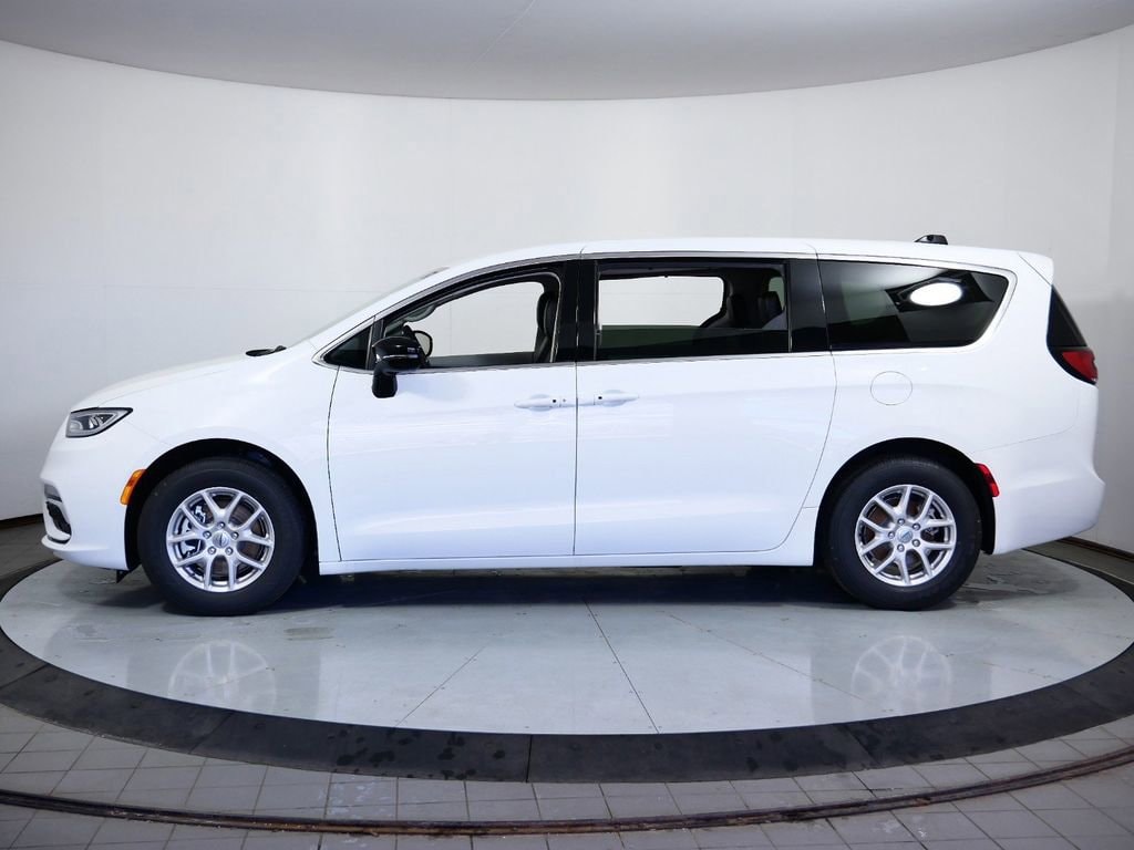 Thumbnail: 2024 Chrysler Pacifica - 16