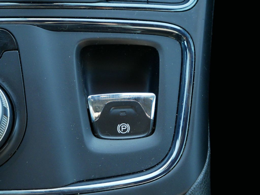 2015 Chrysler 200 S 38
