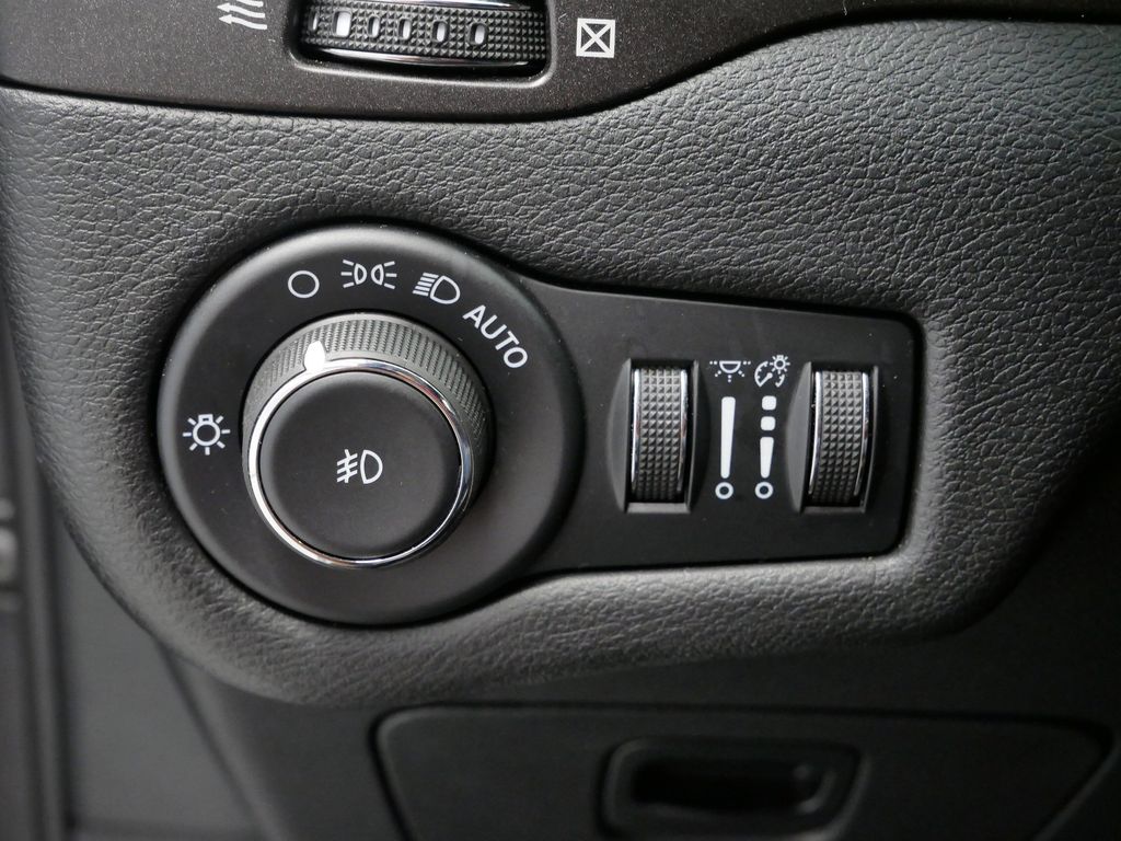 Thumbnail: 2022 Jeep Cherokee - 25