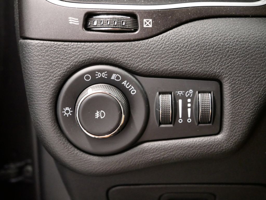 Thumbnail: 2022 Jeep Cherokee - 28