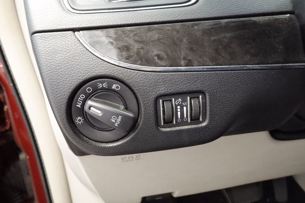 Thumbnail: 2016 Chrysler Town & Country - 23