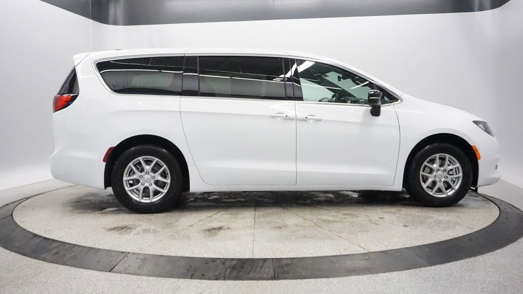 Thumbnail: 2026 Chrysler Voyager - 10