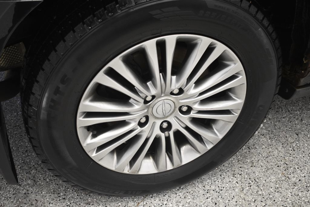 Thumbnail: 2014 Chrysler Town & Country - 15