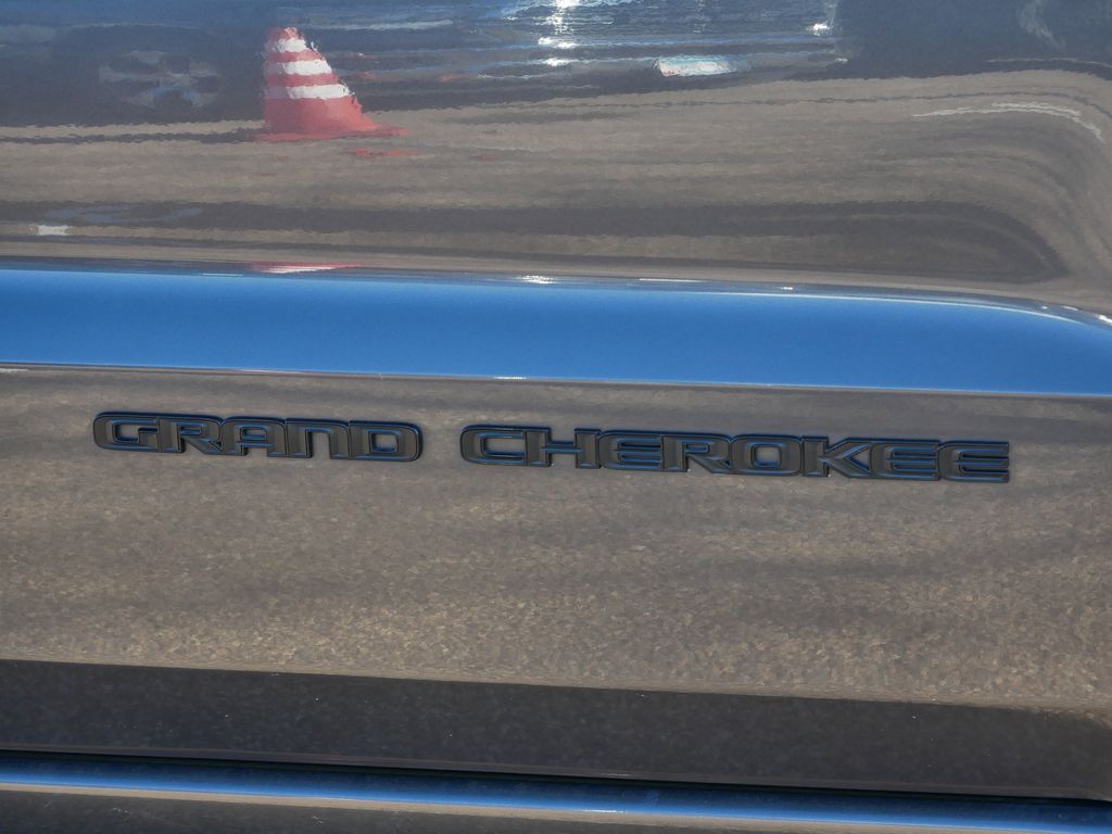 Thumbnail: 2017 Jeep Grand Cherokee - 16
