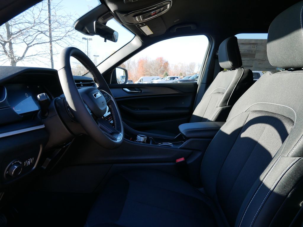 Thumbnail: 2025 Jeep Grand Cherokee - 32