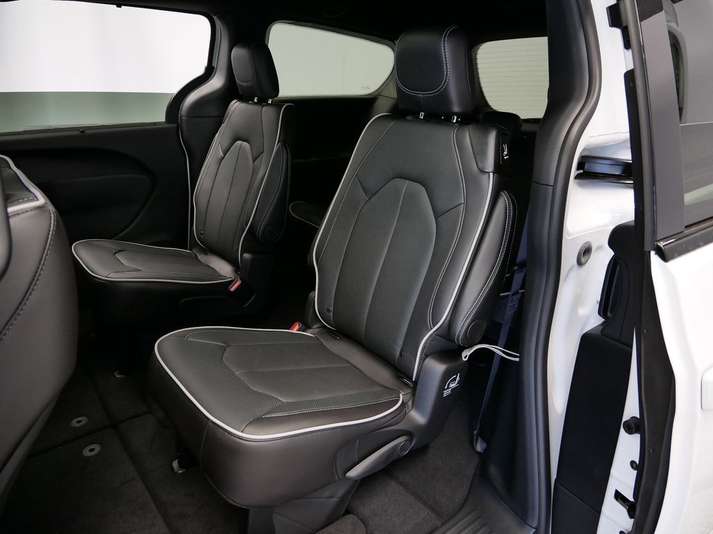 Thumbnail: 2026 Chrysler Pacifica - 9