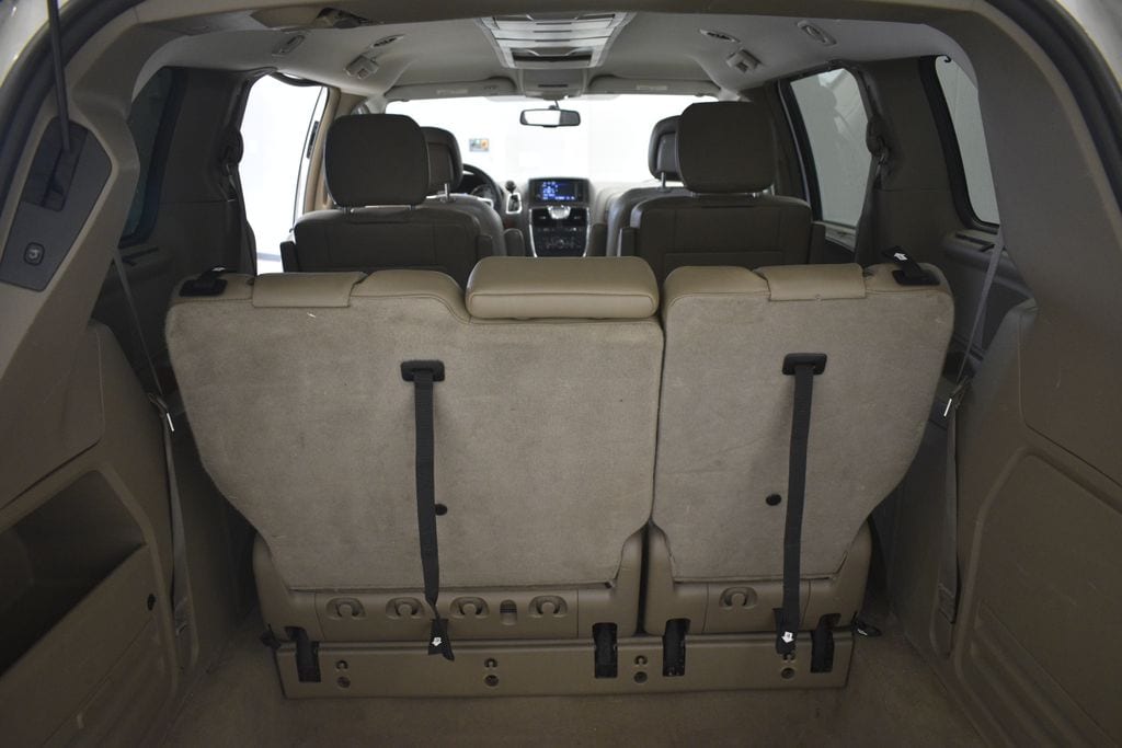 Thumbnail: 2015 Chrysler Town & Country - 20