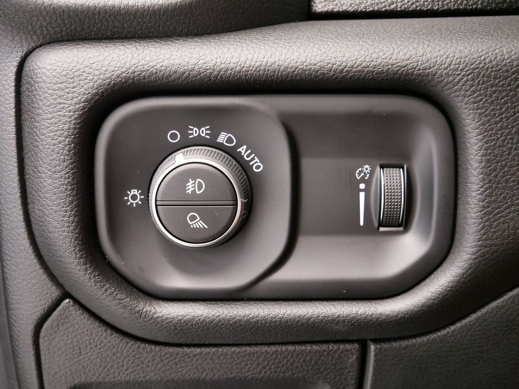 Thumbnail: 2026 RAM 1500 - 33