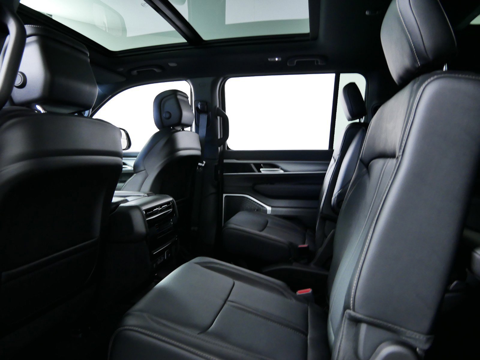 Thumbnail: 2024 Jeep Wagoneer - 28