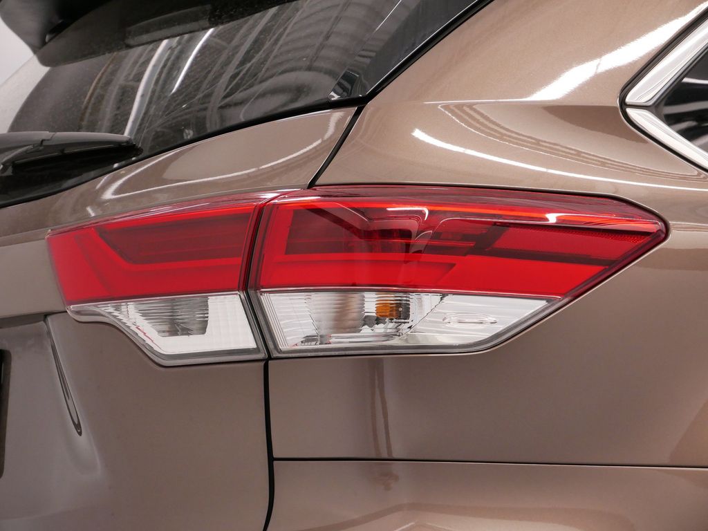 Thumbnail: 2017 Toyota Highlander - 17