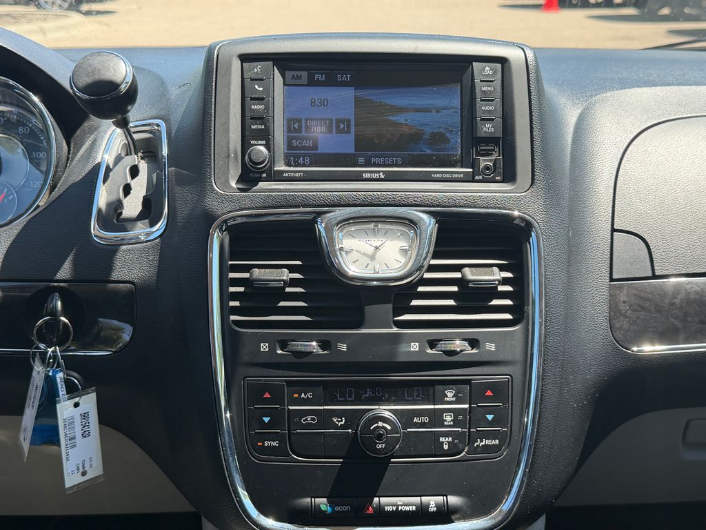 Thumbnail: 2012 Chrysler Town & Country - 16