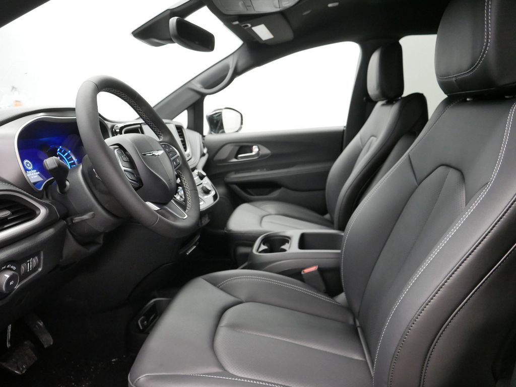 2025 Chrysler Pacifica Hybrid Select 33