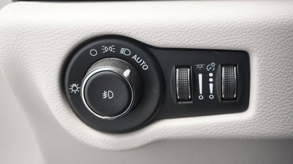 Thumbnail: 2023 Chrysler Pacifica - 30