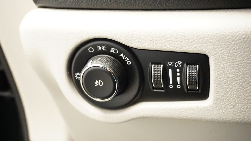 Thumbnail: 2018 Chrysler Pacifica - 25