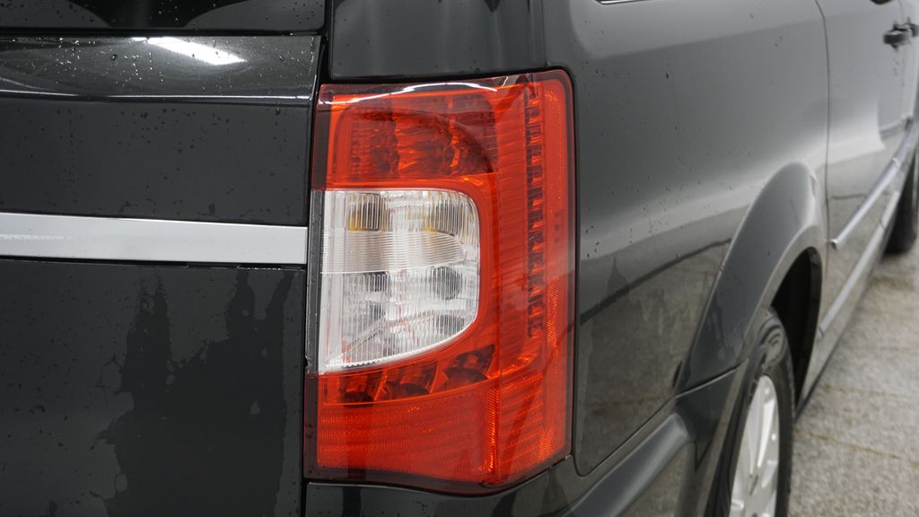 Thumbnail: 2014 Chrysler Town & Country - 17