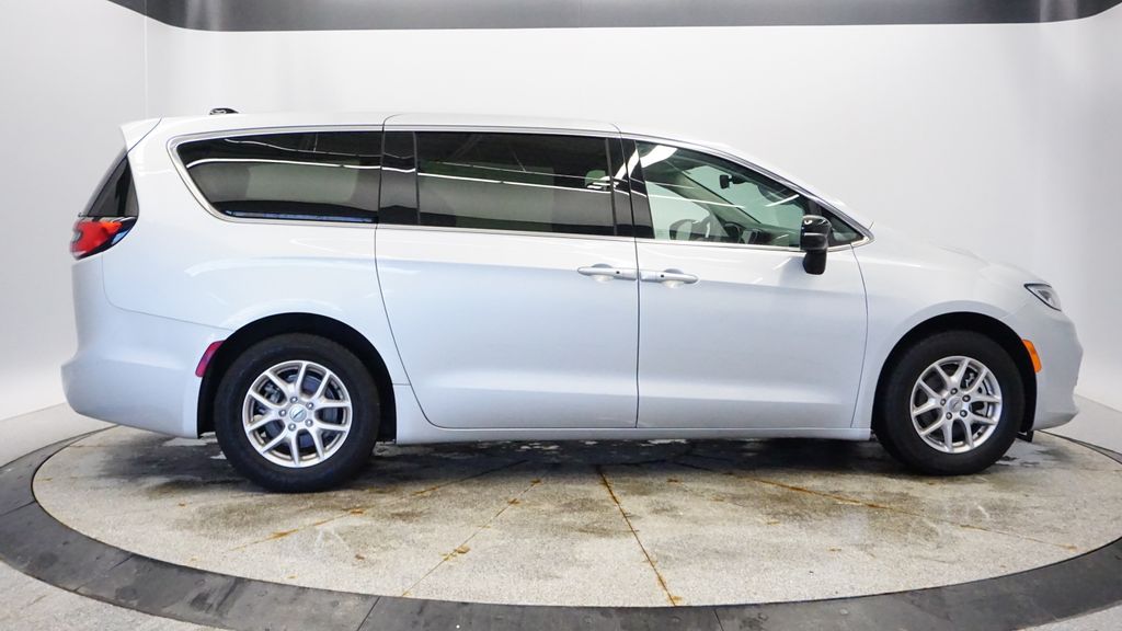 Thumbnail: 2024 Chrysler Pacifica - 6