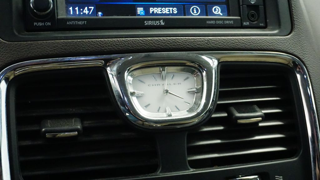 Thumbnail: 2013 Chrysler Town & Country - 27