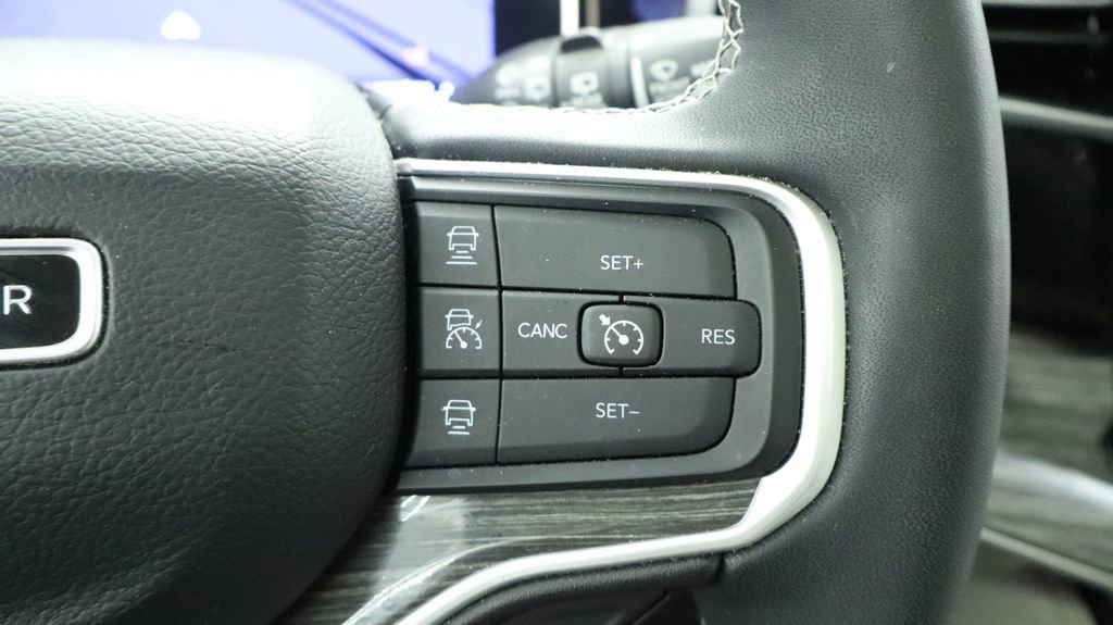 Thumbnail: 2022 Jeep Wagoneer - 39