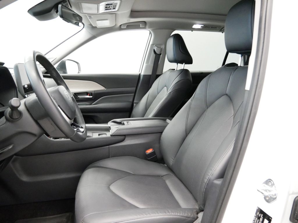 Thumbnail: 2024 Toyota Grand Highlander - 17