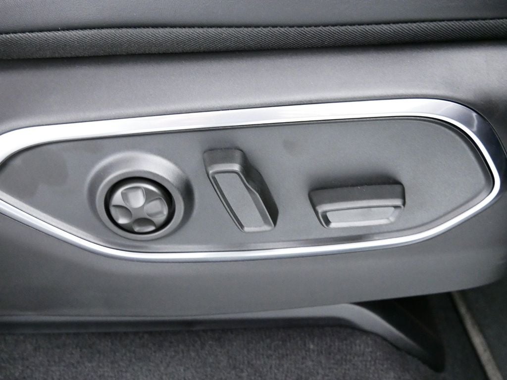 Thumbnail: 2024 Jeep Wagoneer - 24