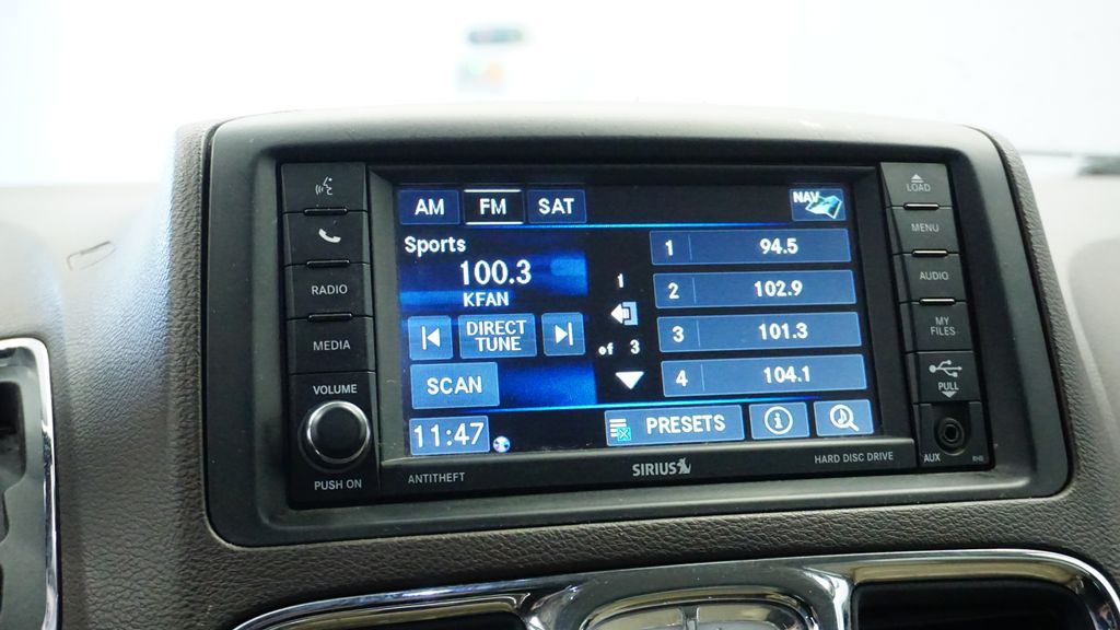 Thumbnail: 2013 Chrysler Town & Country - 28