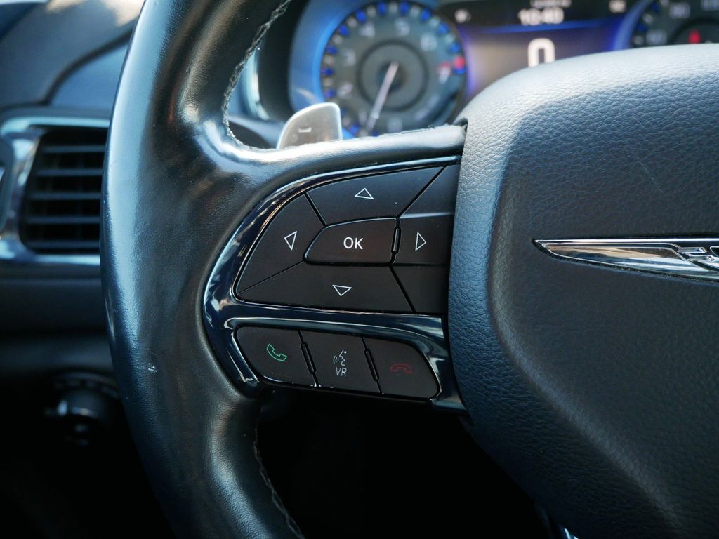2015 Chrysler 200 S 26
