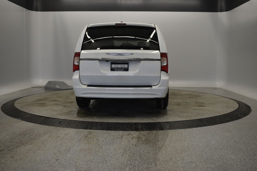 Thumbnail: 2015 Chrysler Town & Country - 7