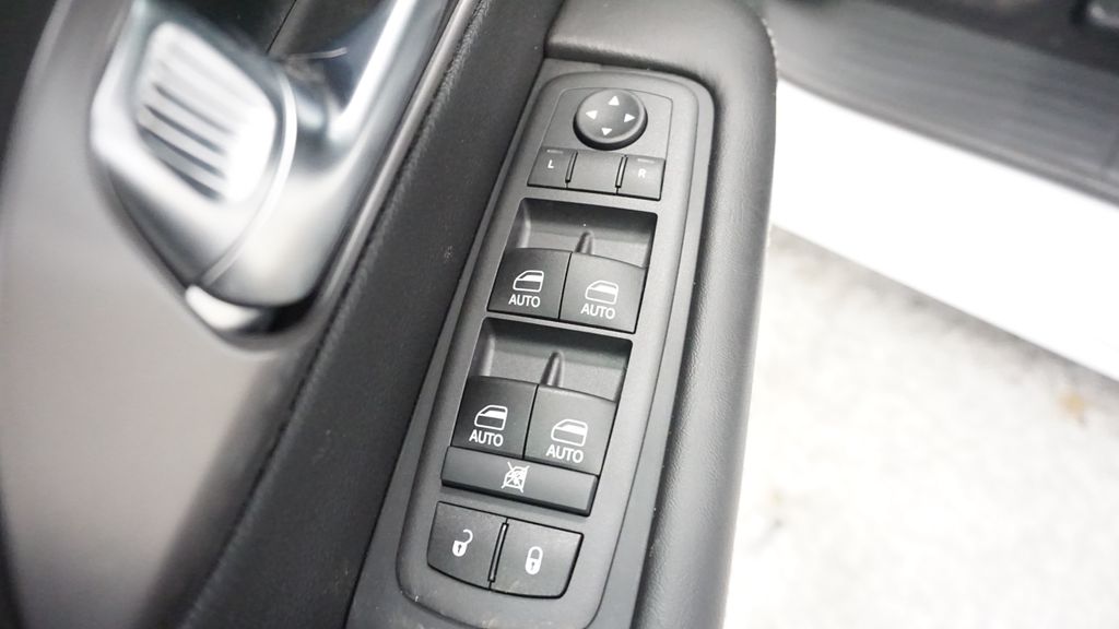 Thumbnail: 2026 Chrysler Voyager - 30