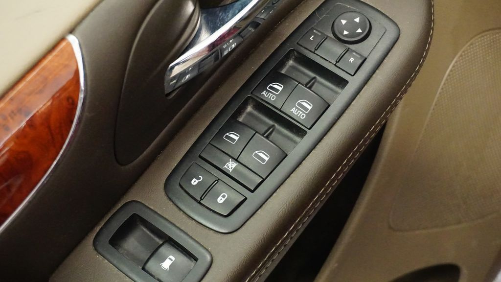 Thumbnail: 2013 Chrysler Town & Country - 23