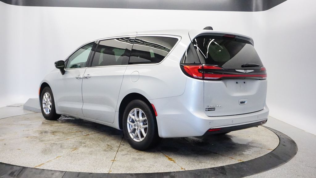 Thumbnail: 2024 Chrysler Pacifica - 3