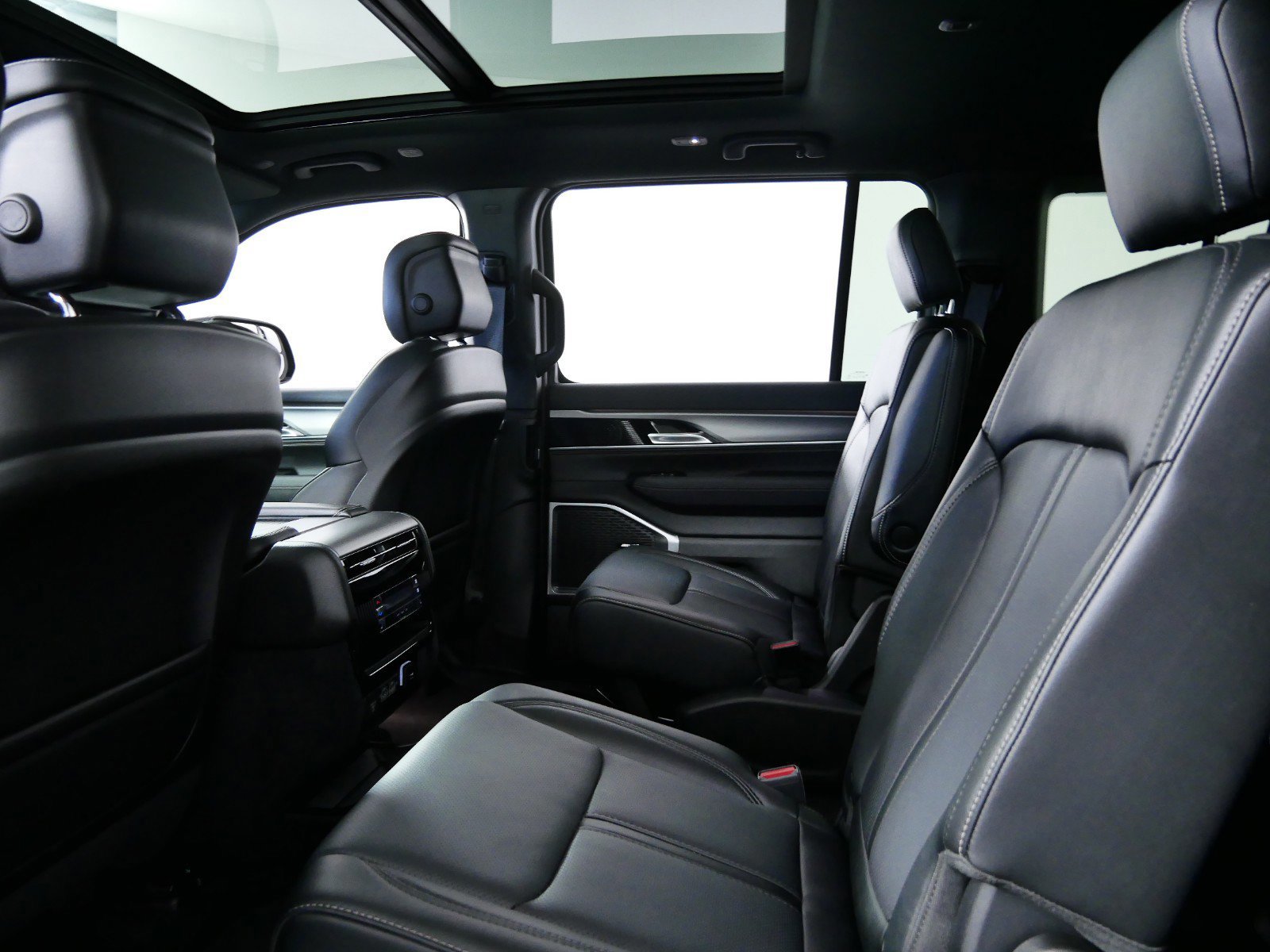 Thumbnail: 2024 Jeep Wagoneer - 28