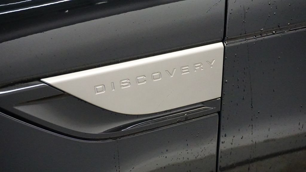 Thumbnail: 2020 Land Rover Discovery - 14