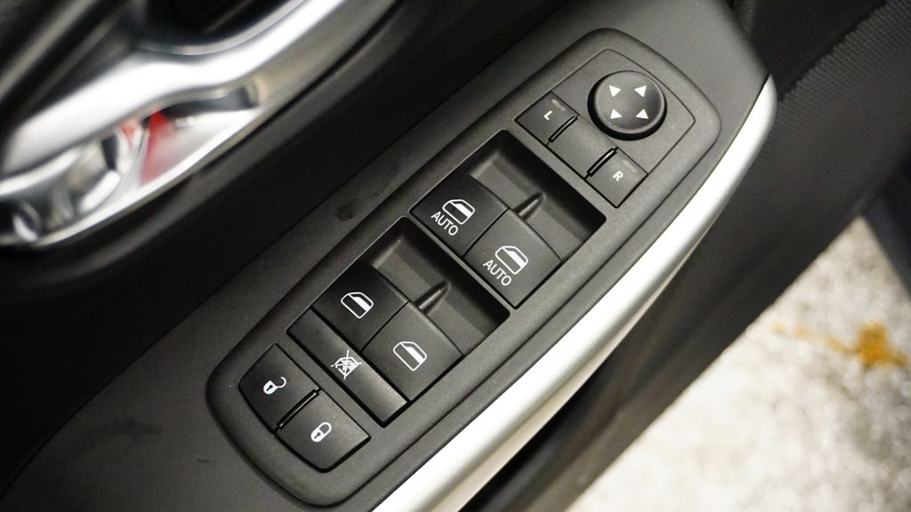 Thumbnail: 2022 Jeep Cherokee - 28