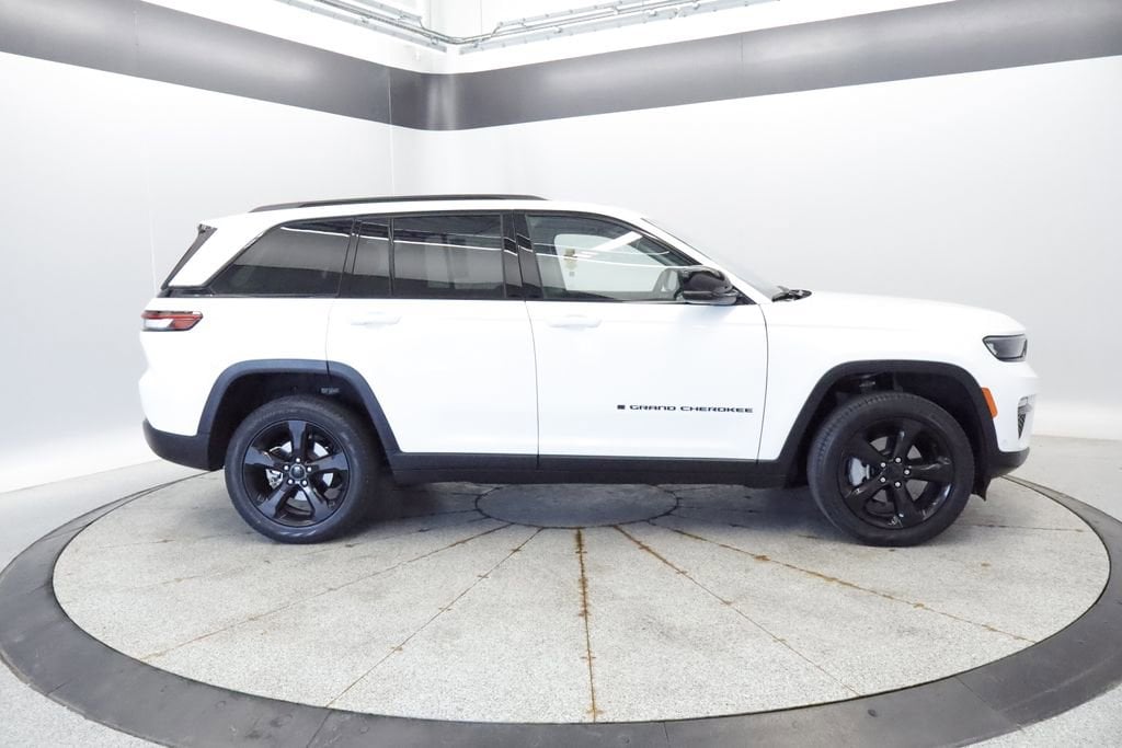 Thumbnail: 2023 Jeep Grand Cherokee - 8